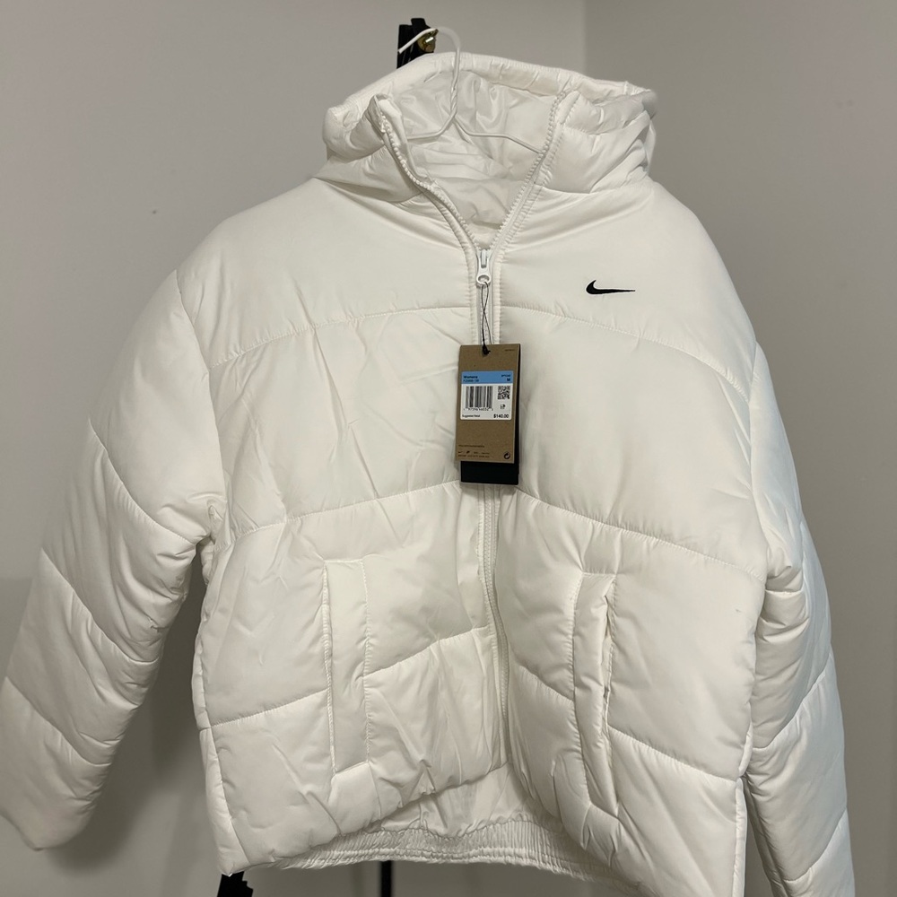 Nike White Puffer Jacket with Hood and Relaxed Fit